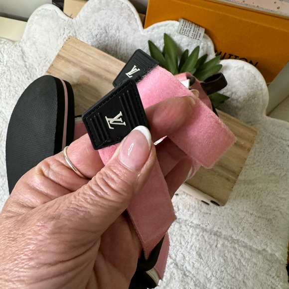 authentic pair of LOUIS VUITTON Monogram Flat Arcade Sandals 
size 38 - Picture 7 of 9